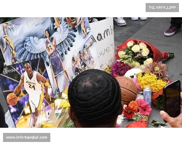 斯台普斯中心外球迷自发悼念科比，鲜花球衣堆积如山